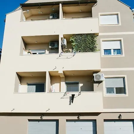 Sunflower Apartment *